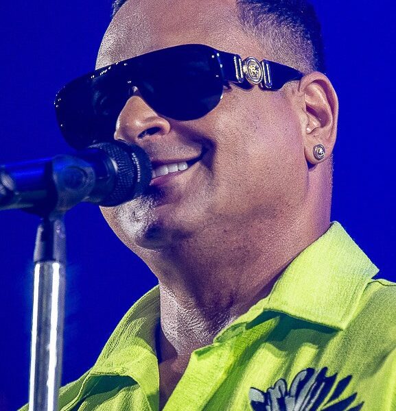 Xanddy canta ‘Vem Neném’ no casamento do filho e brinca sobre ser avô em breve