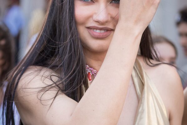 Aos 45 anos, Adriana Lima ressurge com visual que remete ao auge dos anos 2000