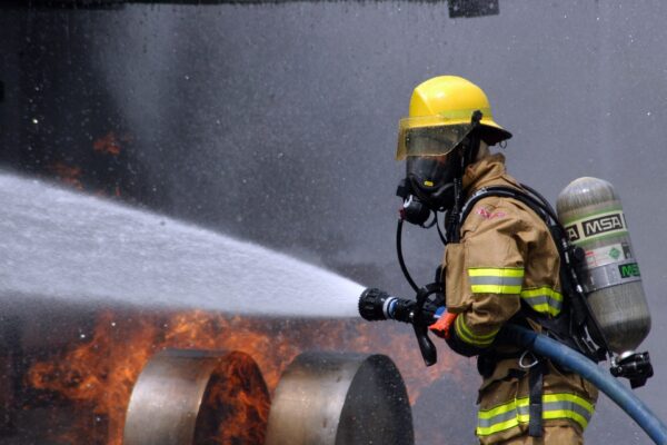 Bombeiros concluem resgate de cinco vítimas de queda de helicóptero em SC, incluindo cantor Rick