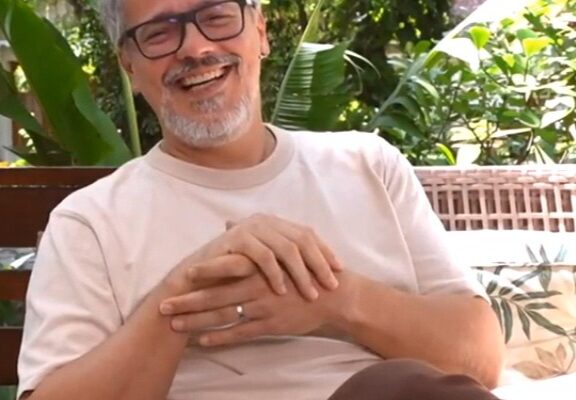 Aos 51 anos, Danton Mello celebra 100 dias sem fumar e revela R$ 2,3 mil economizados