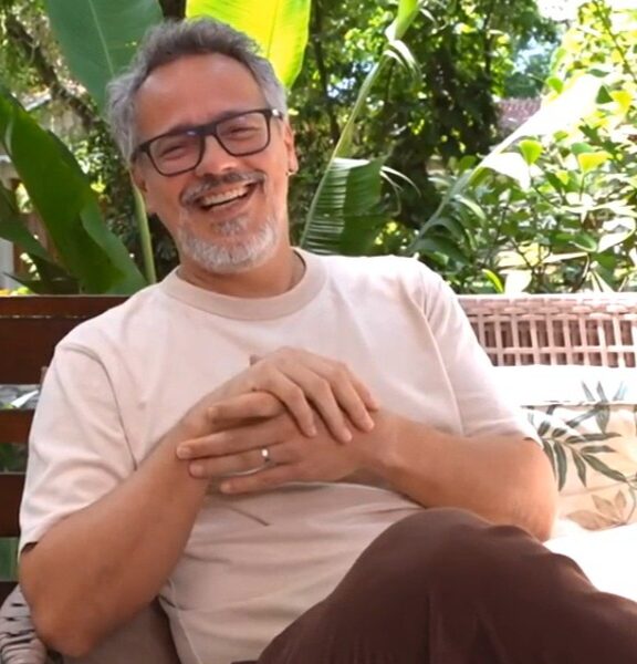 Aos 51 anos, Danton Mello celebra 100 dias sem fumar e revela R$ 2,3 mil economizados