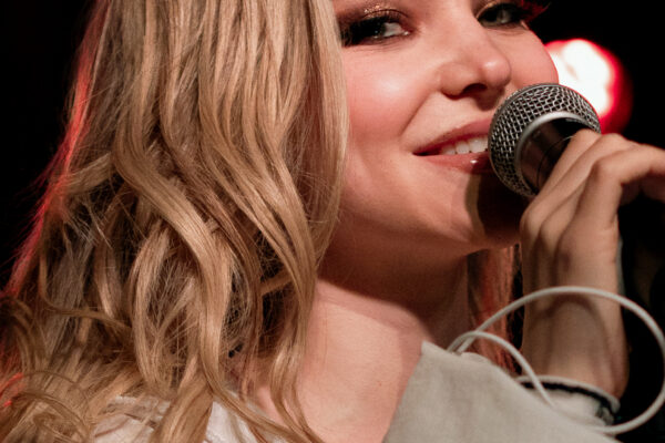 Dove Cameron se casa de alfaiataria na Itália com vocalista do Måneskin