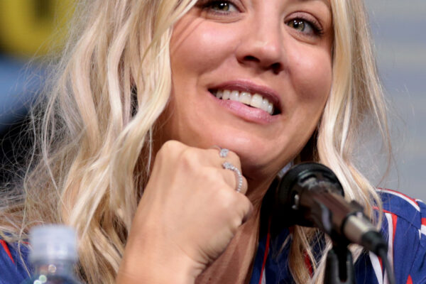 Kaley Cuoco mantém rancho de 16 hectares com animais resgatados na Califórnia