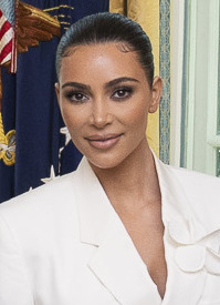 Kim Kardashian revela diagnóstico de esofagite e traz à tona morte do pai por câncer de esôfago