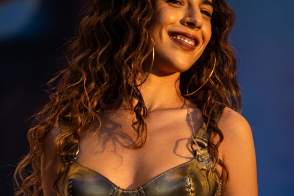 Marina Sena rasga boneco em show do Rock in Rio e Juliano Floss responde nas redes