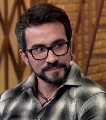 Padre Fábio de Melo justifica uso de casaco de pelo no Hallel e gera polêmica nas redes sociais