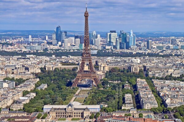 Em Paris, Leonardo brinca após voltar a beber: 'Não é ressaca, é sono'
