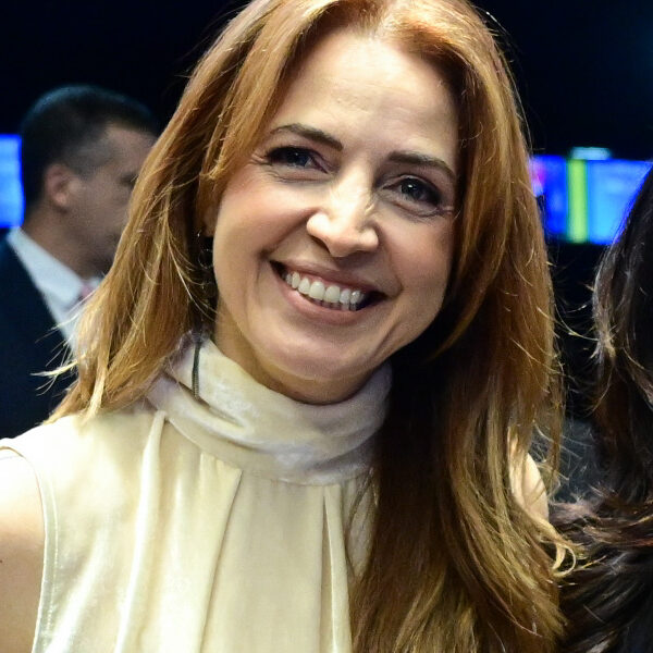 Poliana Abritta celebra os 18 anos dos trigêmeos com homenagem emocionante nas redes sociais