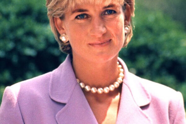 Princesa Diana revelou que Rei Charles estava 'apaixonado pelo seu camareiro', diz irmão