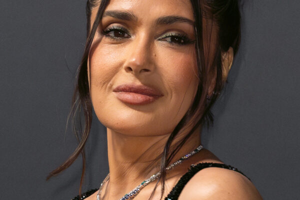 Salma Hayek completa 60 anos e celebra a chegada do primeiro neto