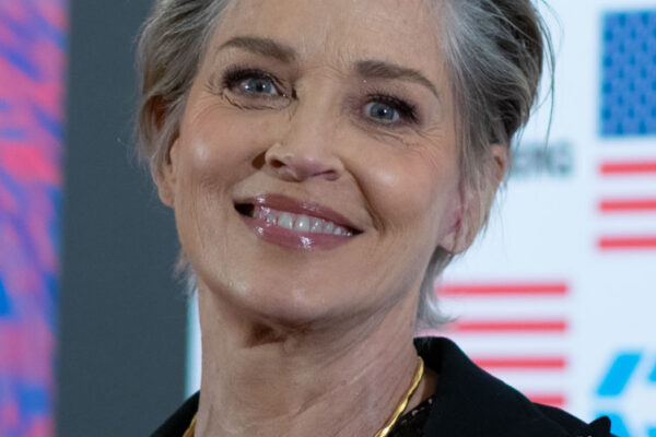 Aos 68 anos, Sharon Stone revela estar em celibato há tempos e prioriza afeto genuíno