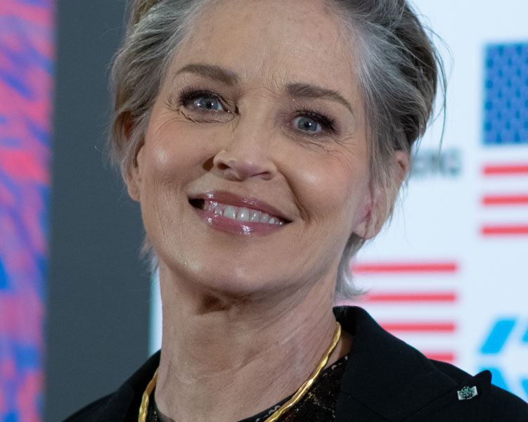 Aos 68 anos, Sharon Stone revela estar em celibato há tempos e prioriza afeto genuíno