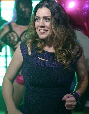 Aos 50 anos, Simony revela identidade do namorado e se declara: 'Obrigada por insistir'