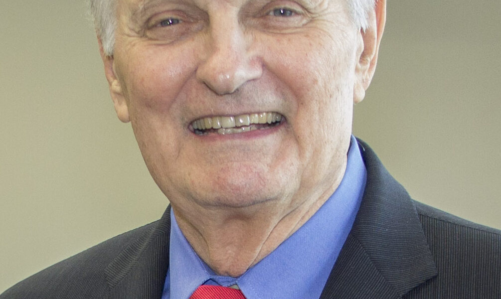 Aos 90 anos, Alan Alda revela hábito noturno que o levou a descobrir o diagnóstico de Parkinson