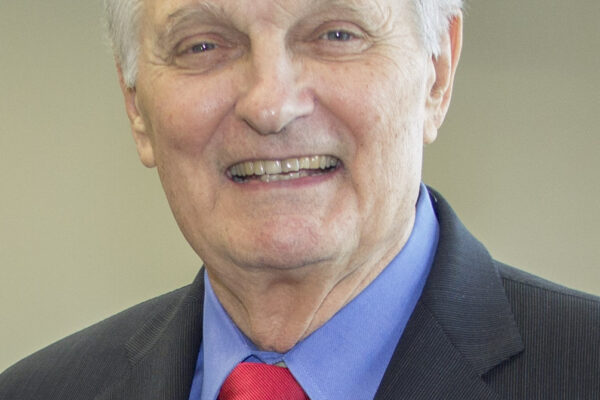 Aos 90 anos, Alan Alda revela hábito noturno que o levou a descobrir o diagnóstico de Parkinson