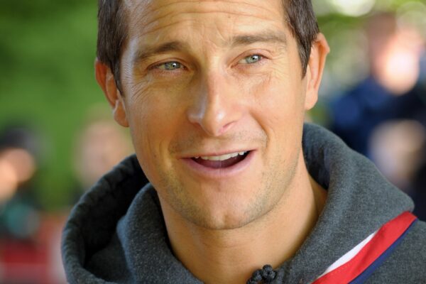 Bear Grylls revela como transformou ilha isolada no País de Gales em refúgio familiar