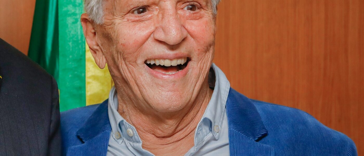 Carlos Alberto de Nóbrega, aos 90 anos, é internado para investigar infecção; esposa também apresenta sintomas