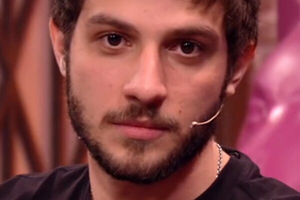 Chay Suede revela bastidores da rotina de gravação e paternidade ao lado de Laura Neiva