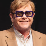Aos 79 anos, Elton John vive cercado de luxo e história em mansão milionária na Inglaterra: veja detalhes do refúgio do astro