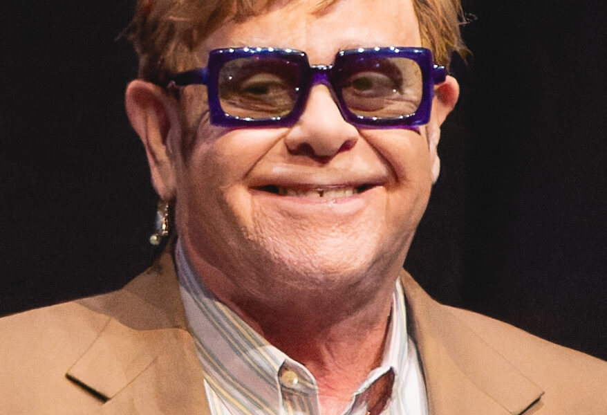 Aos 79 anos, Elton John vive cercado de luxo e história em mansão milionária na Inglaterra: veja detalhes do refúgio do astro