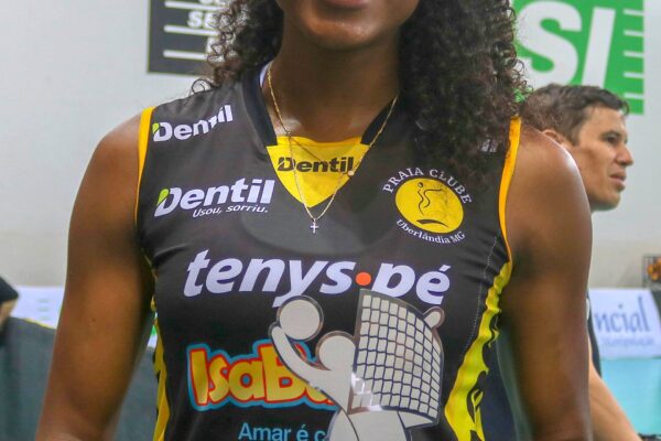 Fernanda Garay comemora nascimento da segunda filha, Flora, em momento emocionante com o marido