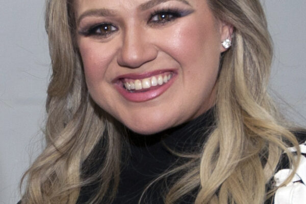 Após crítica de Kelly Clarkson, loja revela bastidor inédito e cita hit da cantora em resposta polêmica