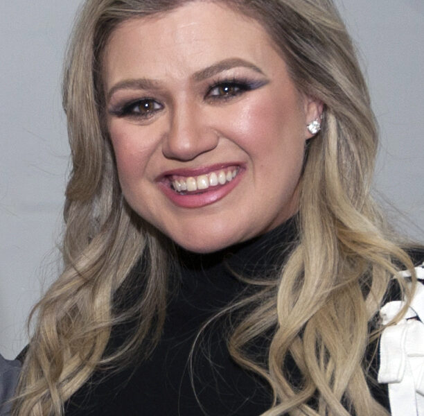 Após crítica de Kelly Clarkson, loja revela bastidor inédito e cita hit da cantora em resposta polêmica