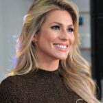 Lívia Andrade provoca Luciano Huck no Domingão e apresentador prefere não responder