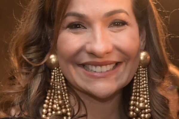 Aos 55 anos, Maria Beltrão revela altar como refúgio de fé em casa após pandemia