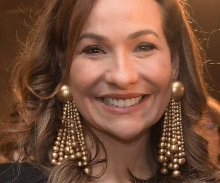 Aos 55 anos, Maria Beltrão revela altar como refúgio de fé em casa após pandemia