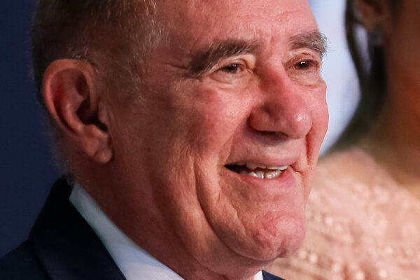 Aos 91 anos, Renato Aragão se reinventa na internet e conquista milhões com vídeos curtos