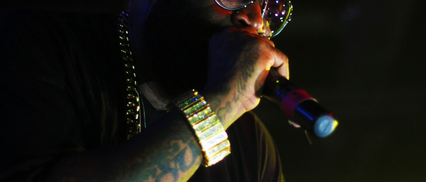 Aos 50 anos, Rick Ross transforma fazenda histórica em mansão de 109 cômodos e refúgio luxuoso