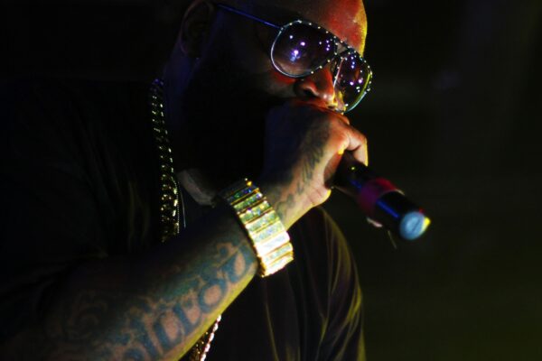Aos 50 anos, Rick Ross transforma fazenda histórica em mansão de 109 cômodos e refúgio luxuoso