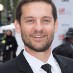 Ex-esposa de Tobey Maguire explica razão surpreendente para escolher o ator como mestre de cerimônia em novo casamento