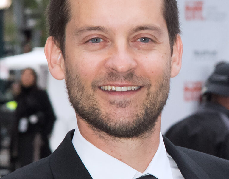 Ex-esposa de Tobey Maguire explica razão surpreendente para escolher o ator como mestre de cerimônia em novo casamento
